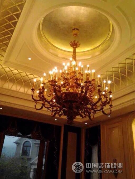 象山梧桐御府土豪装修大厅用的600斤重的铜灯
