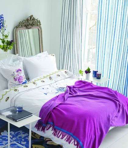 不同花色披毯打造潮味十足卧室