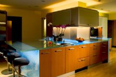 休闲别墅的活力色彩混搭现代厨房装修图片