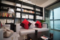 82平米黑红经典配色小居现代客厅装修图片