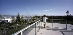 澳大利亚黄金海岸的奢华海滨别墅现代阳台装修图片