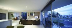澳大利亚黄金海岸的奢华海滨别墅现代客厅装修图片