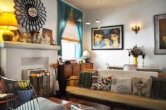 经典款美式风情住宅 深色地板搭配彩色家美式客厅装修图片