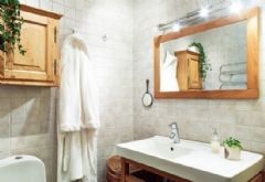 70平简洁舒适小屋 复古实用住宅设计现代卫生间装修图片
