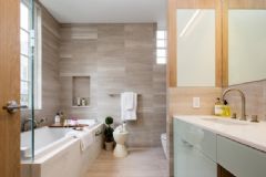 宽敞明亮的住宅 木质色打造的自然清新现代卫生间装修图片