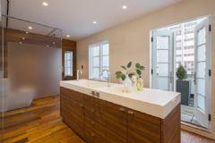 宽敞明亮的住宅 木质色打造的自然清新现代厨房装修图片