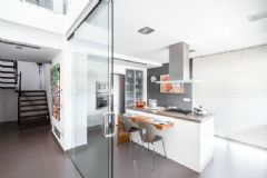 宽敞明亮别墅设计 简简单单才最美现代厨房装修图片