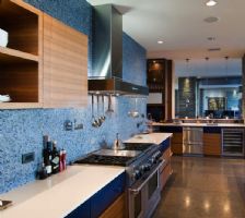 宁静淡雅蓝色系家居 大胆的色彩运用现代厨房装修图片