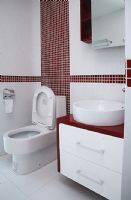 100平简约婚房设计 红白色的时尚清新搭简约卫生间装修图片