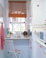 100平明亮舒适两居室 充分利用自然光现代厨房装修图片