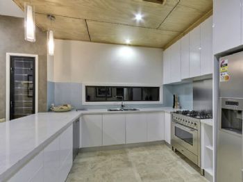 木质现代简约别墅装修案例现代厨房装修图片
