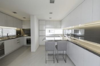黑白灰现代别墅设计案例现代厨房装修图片