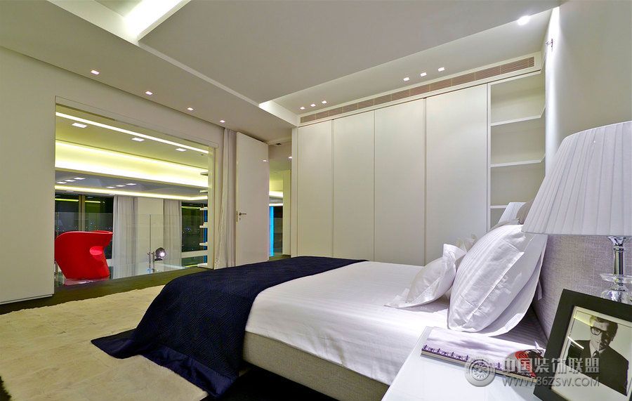 顶层全景公寓装修案例现代风格卧室装修效果图