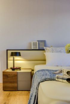 明亮色彩簡約三居裝修案例現代臥室裝修圖片